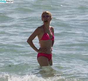 Emma Roberts / emmalee1996 / emmaroberts nude photo #0150
