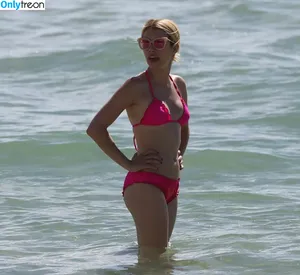 Emma Roberts / emmalee1996 / emmaroberts nude photo #0165