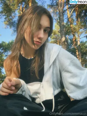 emmauzi / emma.kuzi nude photo #0003