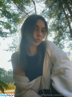 emmauzi / emma.kuzi nude photo #0004