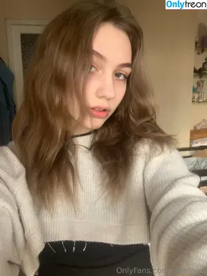 emmauzi / emma.kuzi nude photo #0006