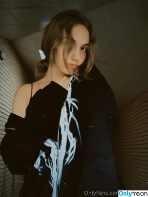 emmauzi / emma.kuzi nude photo #0007