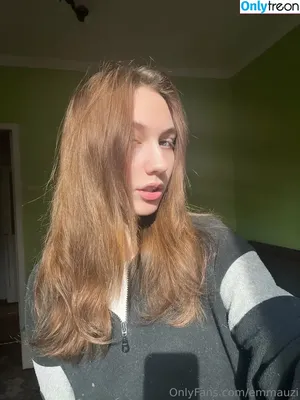 emmauzi / emma.kuzi nude photo #0012