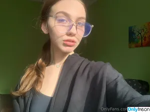 emmauzi / emma.kuzi nude photo #0014