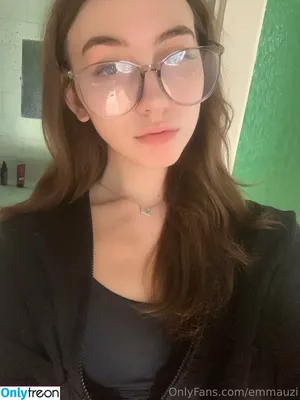 emmauzi / emma.kuzi nude photo #0015