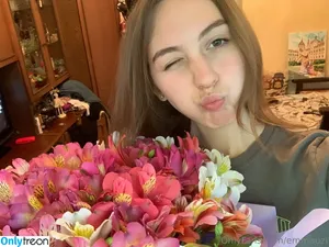 emmauzi / emma.kuzi nude photo #0018