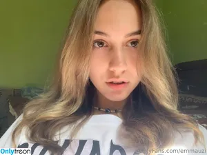 emmauzi / emma.kuzi nude photo #0020