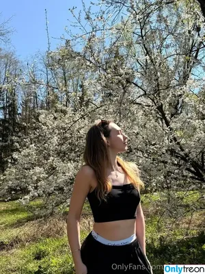 emmauzi / emma.kuzi nude photo #0101