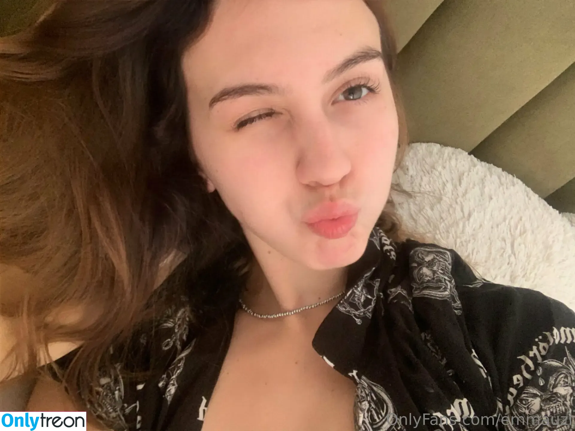 emmauzi nude photo #0009 (emma.kuzi)