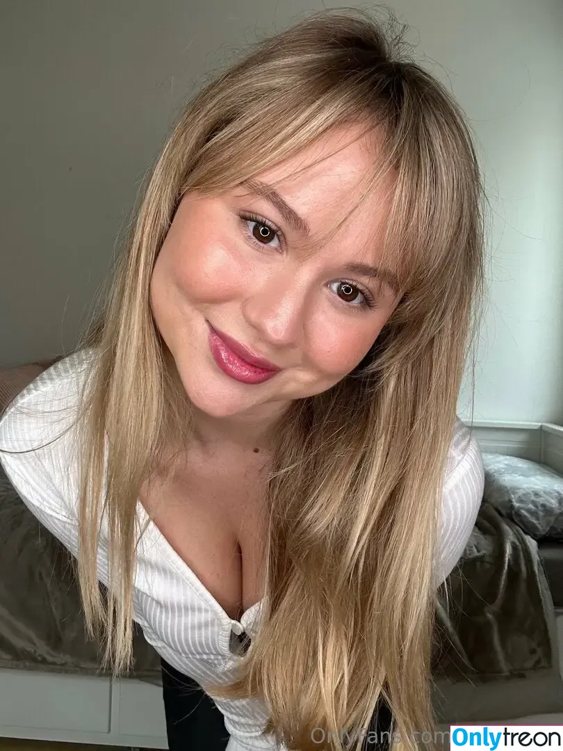 emmimilli nude photo #0008 (emmiilli)