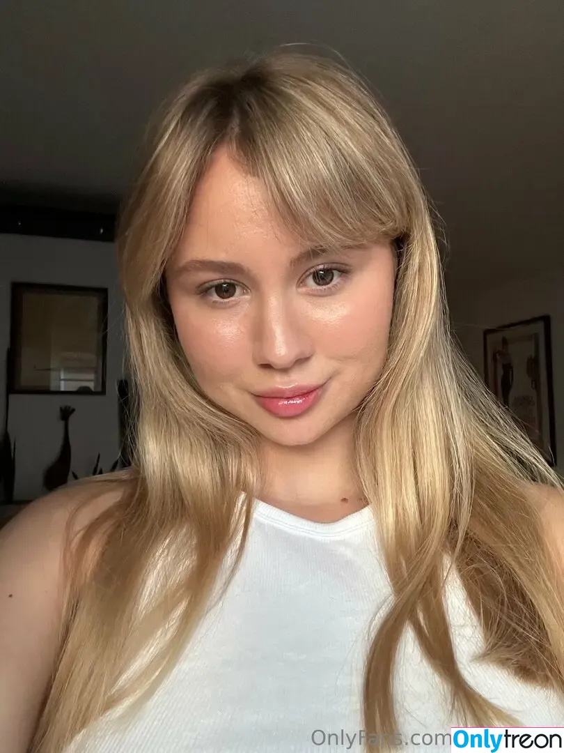 emmimilli nude photo #0044 (emmiilli)
