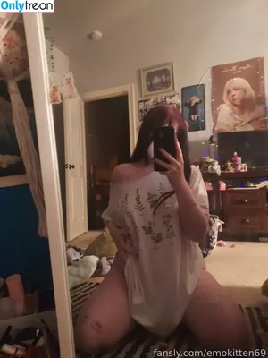 emokitten69 / emogirlforever17 nude photo #0008