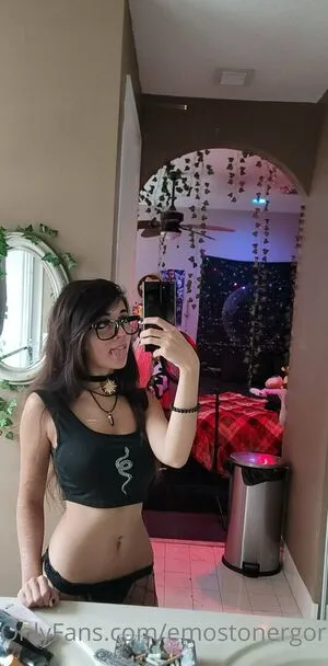 Emostonergorl / Obvious_Confusion699 / emo.stoner.gorl / smolstarcaster nude photo #0011