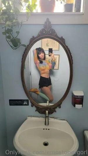 Emostonergorl / Obvious_Confusion699 / emo.stoner.gorl / smolstarcaster nude photo #0075