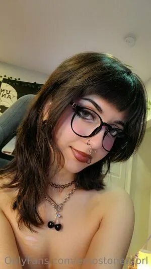 Emostonergorl / Obvious_Confusion699 / emo.stoner.gorl / smolstarcaster nude photo #0108
