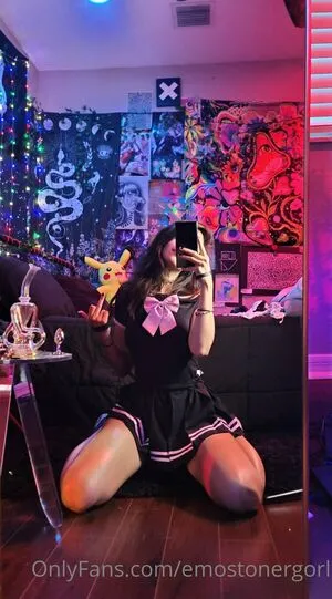 Emostonergorl / Obvious_Confusion699 / emo.stoner.gorl / smolstarcaster nude photo #0139