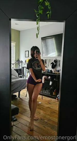 Emostonergorl / Obvious_Confusion699 / emo.stoner.gorl / smolstarcaster nude photo #0519