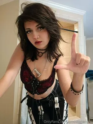 Emostonergorl / Obvious_Confusion699 / emo.stoner.gorl / smolstarcaster nude photo #0567