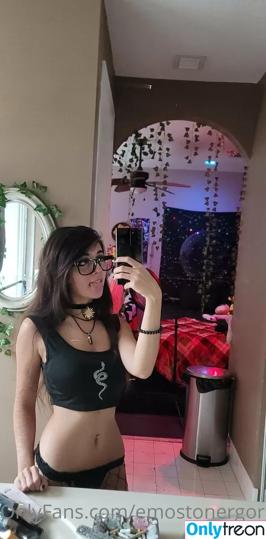 Emostonergorl nude photo #0011 (Obvious_Confusion699 / emo.stoner.gorl / smolstarcaster)