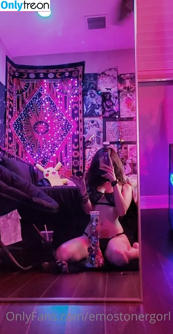 Emostonergorl nude photo #0029 (Obvious_Confusion699 / emo.stoner.gorl / smolstarcaster)