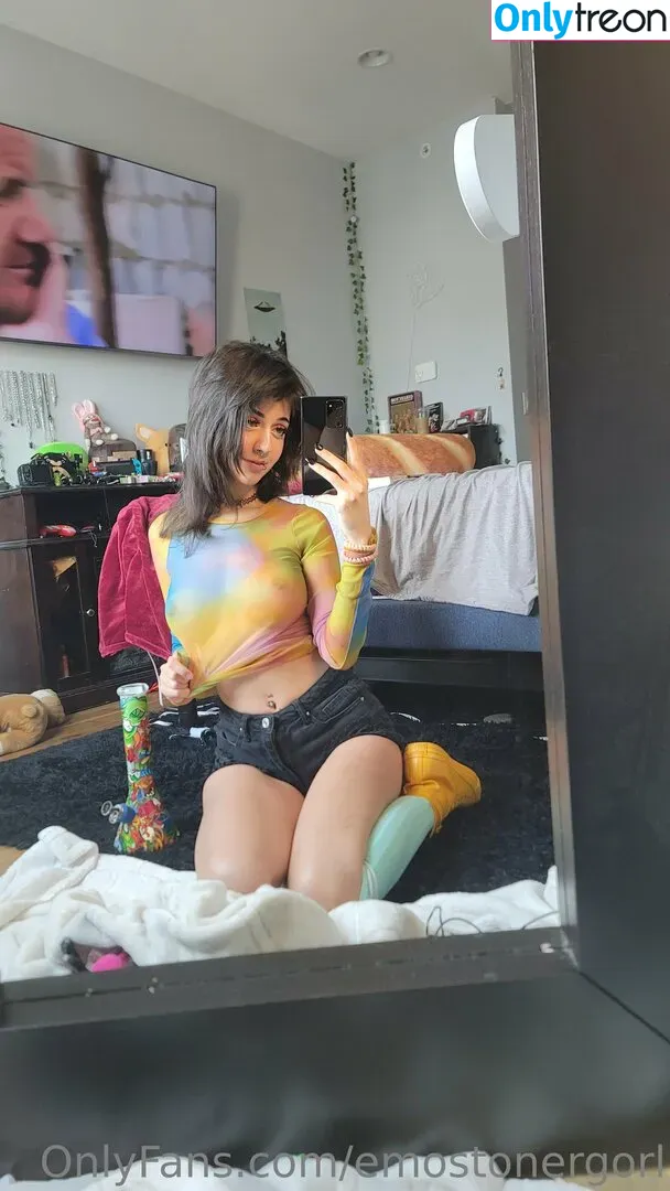 Emostonergorl nude photo #0056 (Obvious_Confusion699 / emo.stoner.gorl / smolstarcaster)