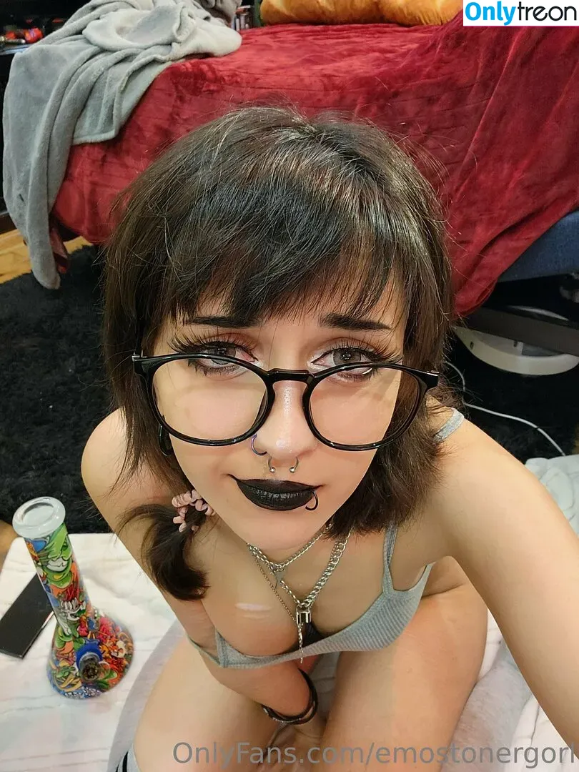 Emostonergorl nude photo #0105 (Obvious_Confusion699 / emo.stoner.gorl / smolstarcaster)