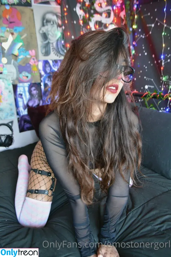 Emostonergorl nude photo #0130 (Obvious_Confusion699 / emo.stoner.gorl / smolstarcaster)