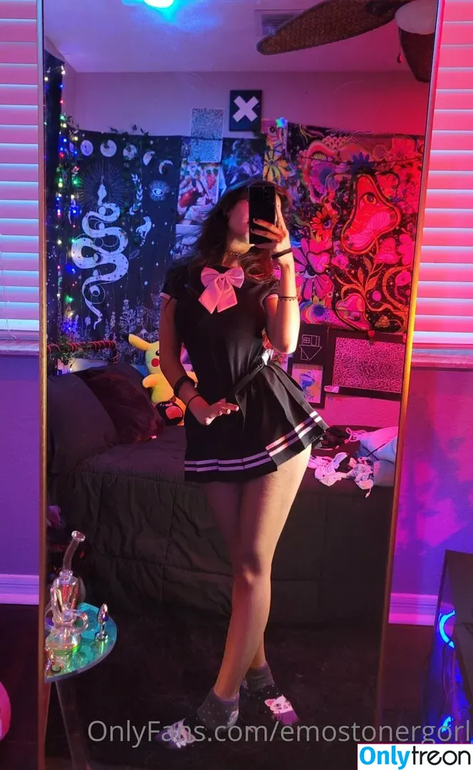 Emostonergorl nude photo #0140 (Obvious_Confusion699 / emo.stoner.gorl / smolstarcaster)