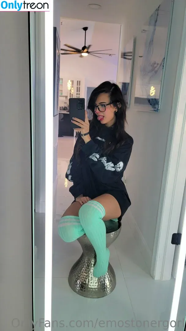 Emostonergorl nude photo #0180 (Obvious_Confusion699 / emo.stoner.gorl / smolstarcaster)