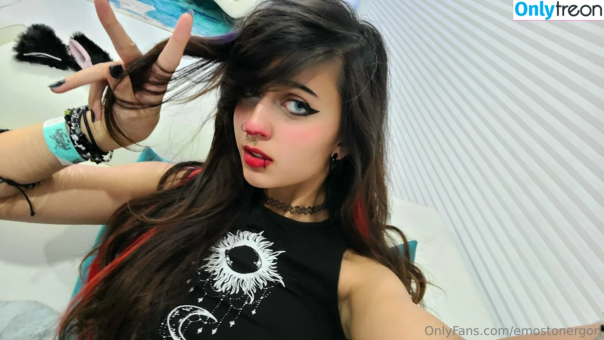 Emostonergorl nude photo #0184 (Obvious_Confusion699 / emo.stoner.gorl / smolstarcaster)