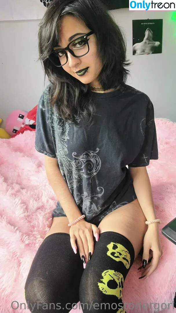 Emostonergorl nude photo #0231 (Obvious_Confusion699 / emo.stoner.gorl / smolstarcaster)