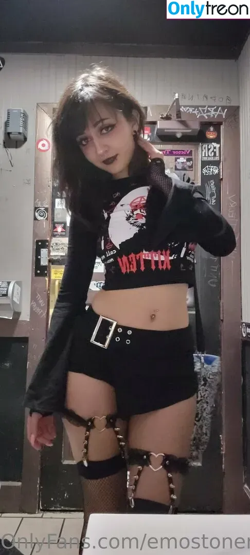 Emostonergorl nude photo #0294 (Obvious_Confusion699 / emo.stoner.gorl / smolstarcaster)