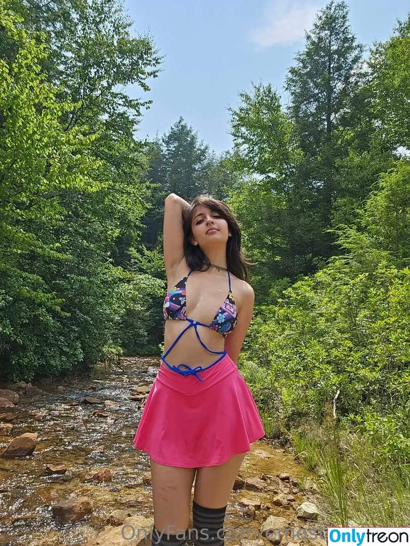 Emostonergorl nude photo #0436 (Obvious_Confusion699 / emo.stoner.gorl / smolstarcaster)