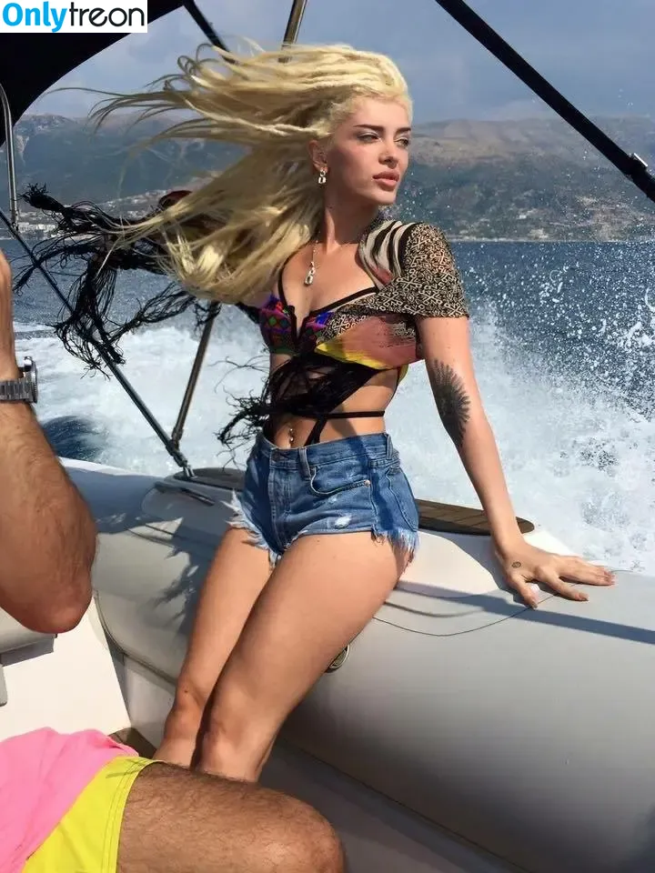 Era Istrefi nude photo #0004 (deaditebabe / eraistrefi)