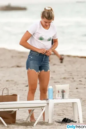 Eugenie Bouchard / Genie / geniebouchard nude photo #0646