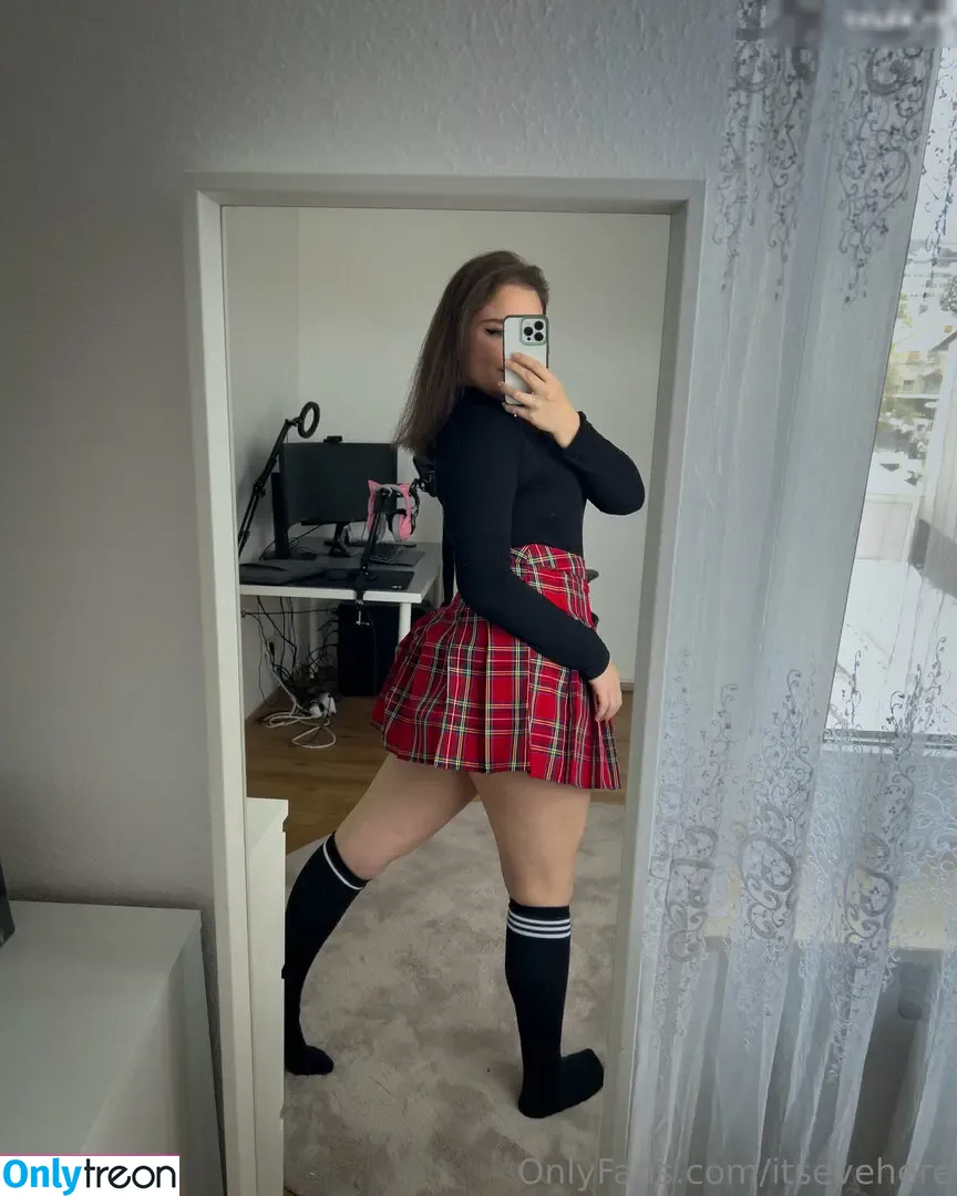 Evelynxka nude photo #0102 (Evelynxka)
