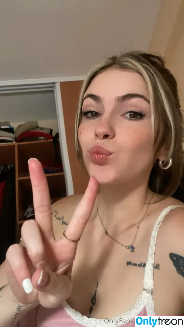 eviecutie nude photo #0024 (evie.cute)