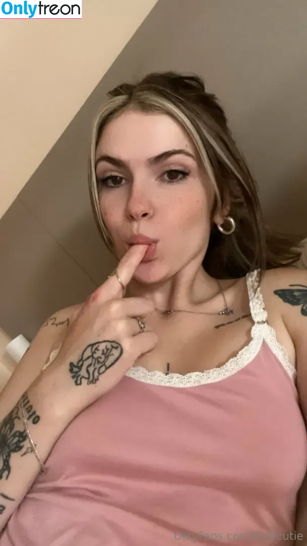 eviecutie nude photo #0030 (evie.cute)