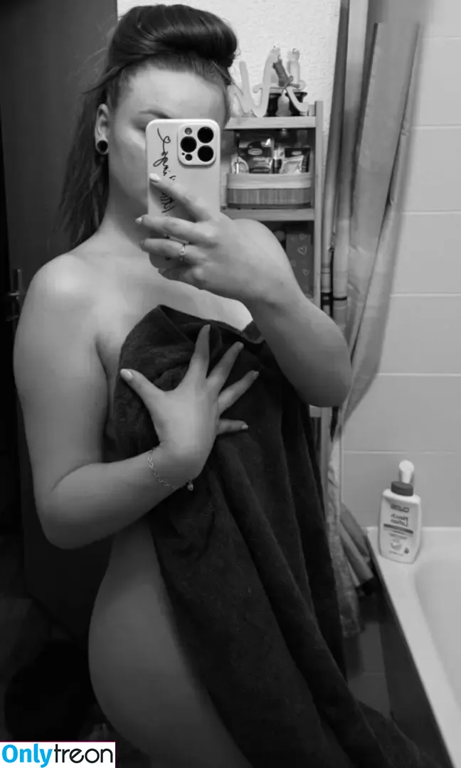 Evyjtz22 nude photo #0002 (Evyjtz22)
