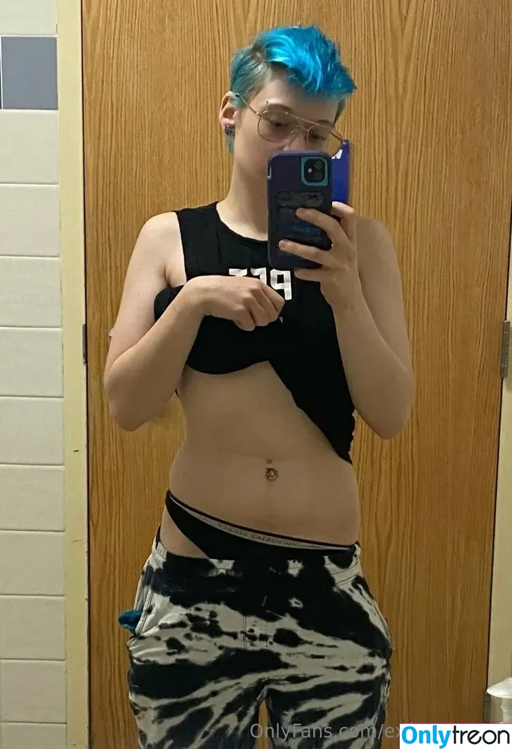 explicit_enby nude photo #0140 (mxmike_)
