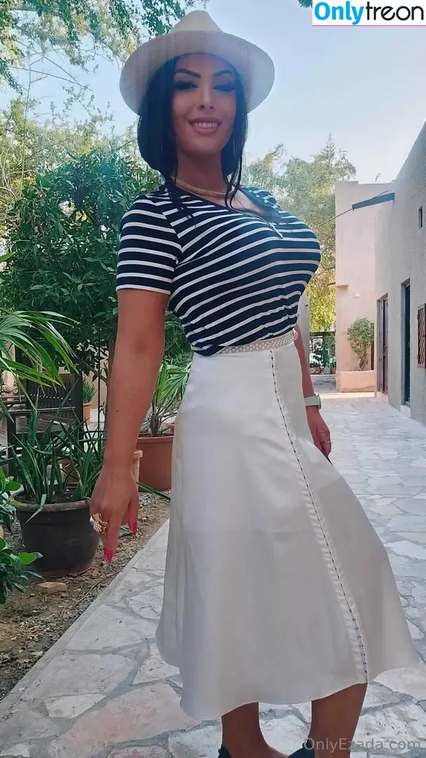 ezada nude photo #0023 (ezadasinnism_)