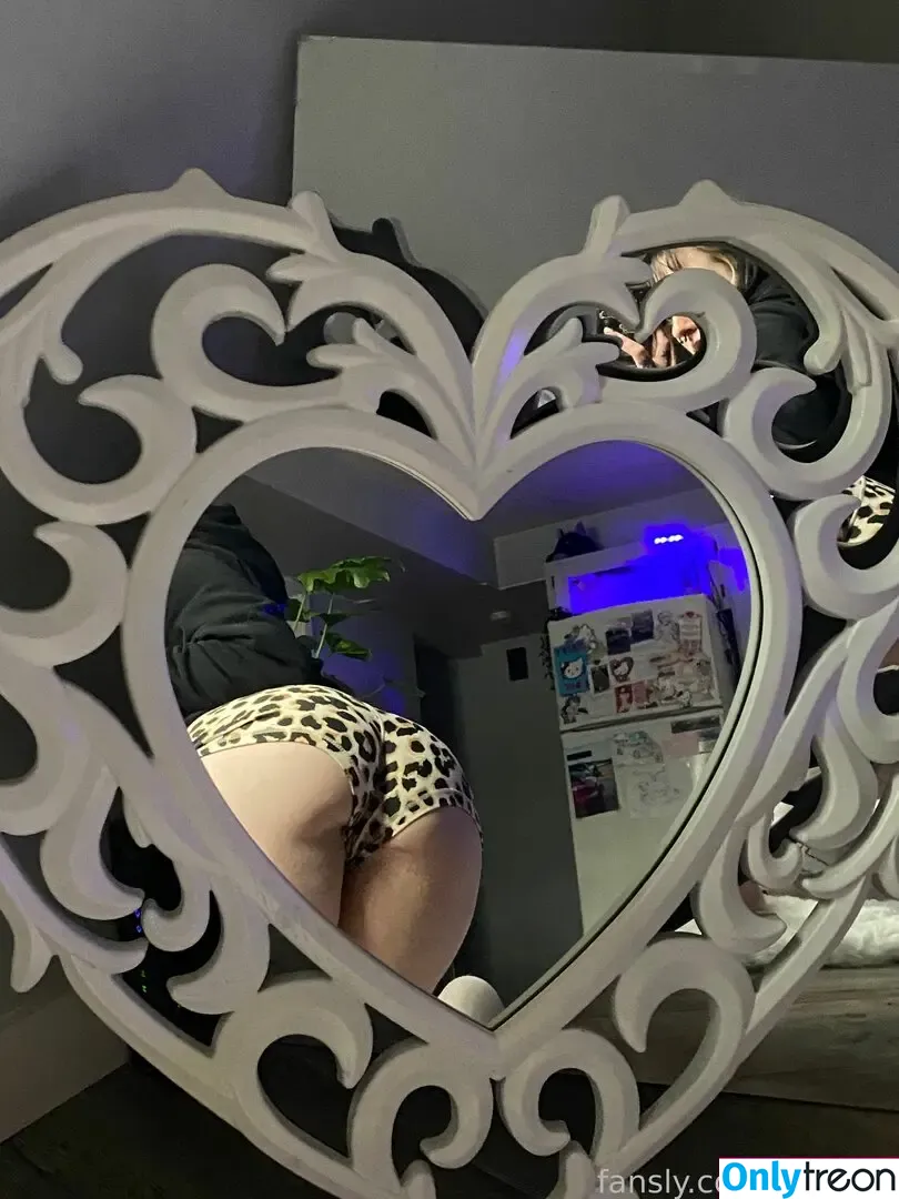 f_urbee nude photo #0327 (furbee._ / furbs0)