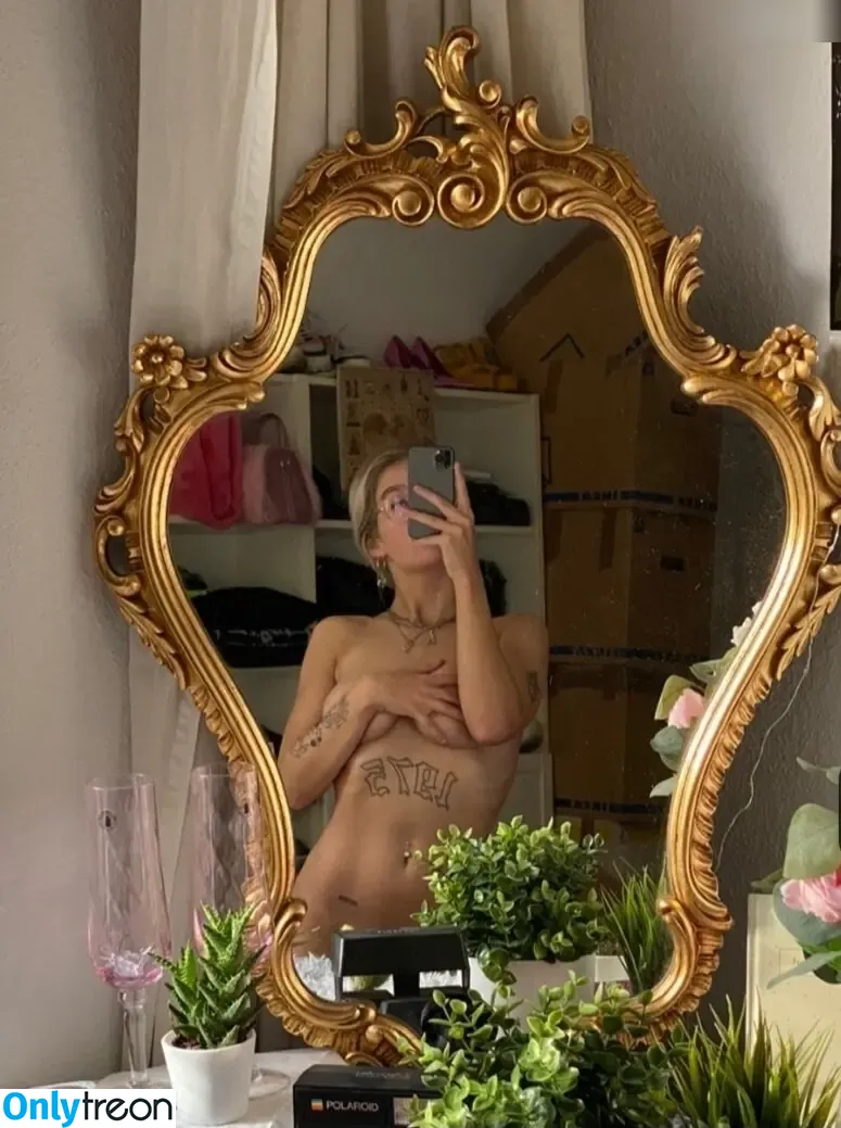 Fairy Karo nude photo #0042 (fairykaro / karolinantivist)