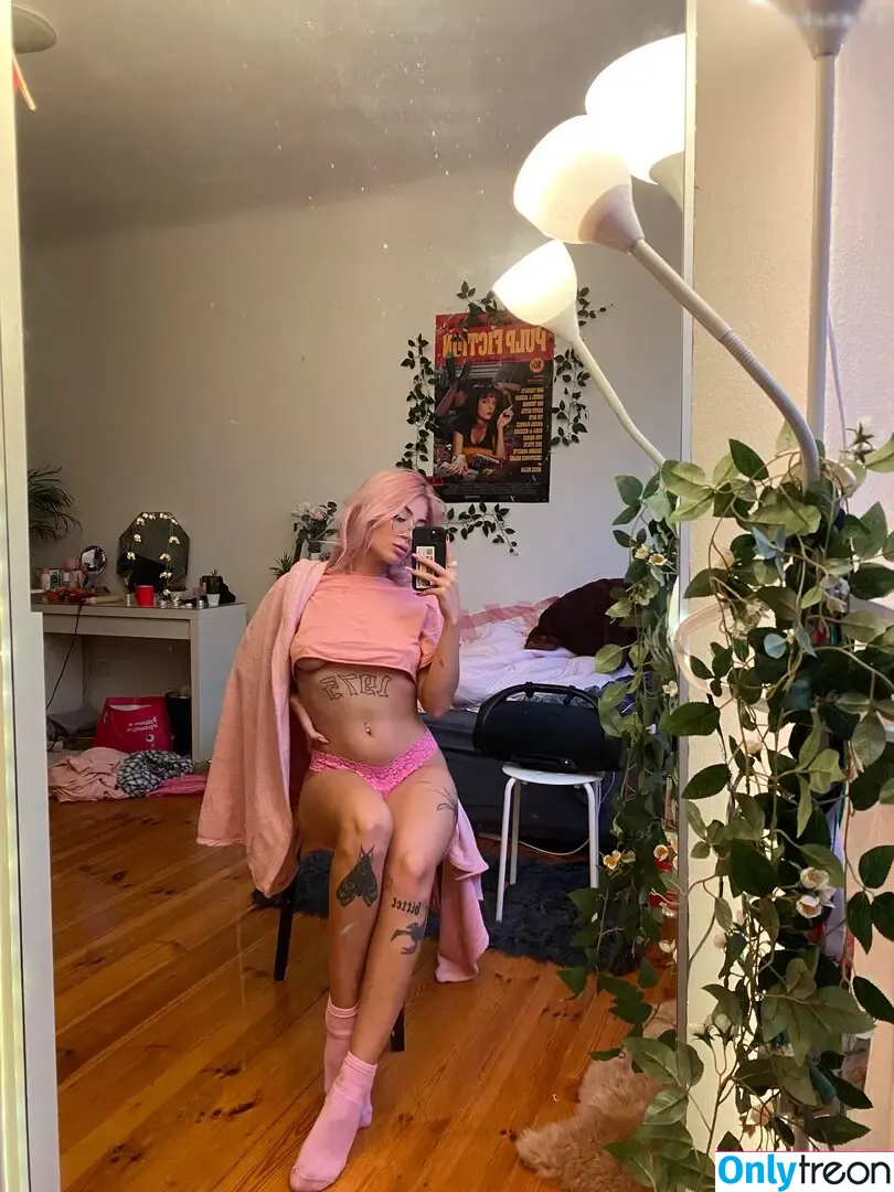 Fairy Karo nude photo #0073 (fairykaro / karolinantivist)