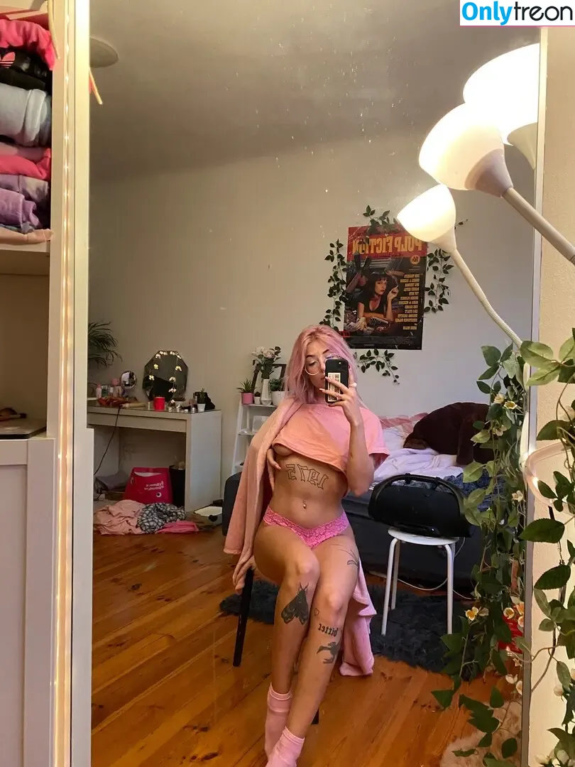 Fairy Karo nude photo #0074 (fairykaro / karolinantivist)