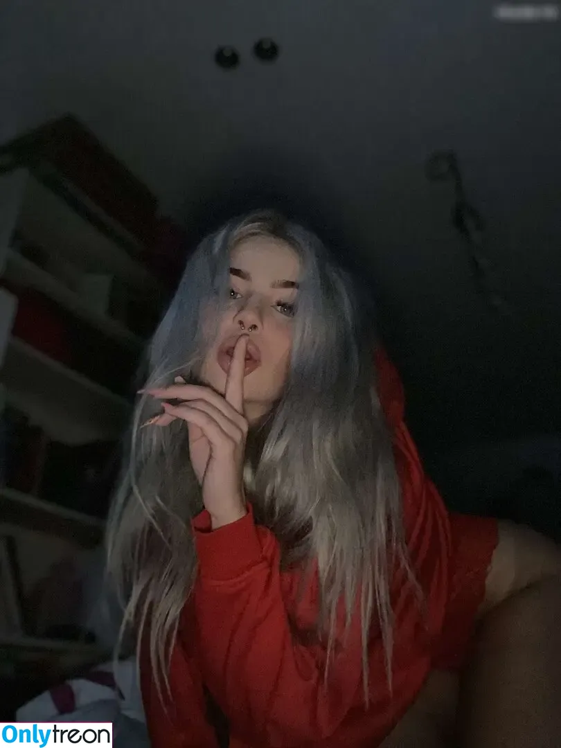 Fairy Karo nude photo #0088 (fairykaro / karolinantivist)