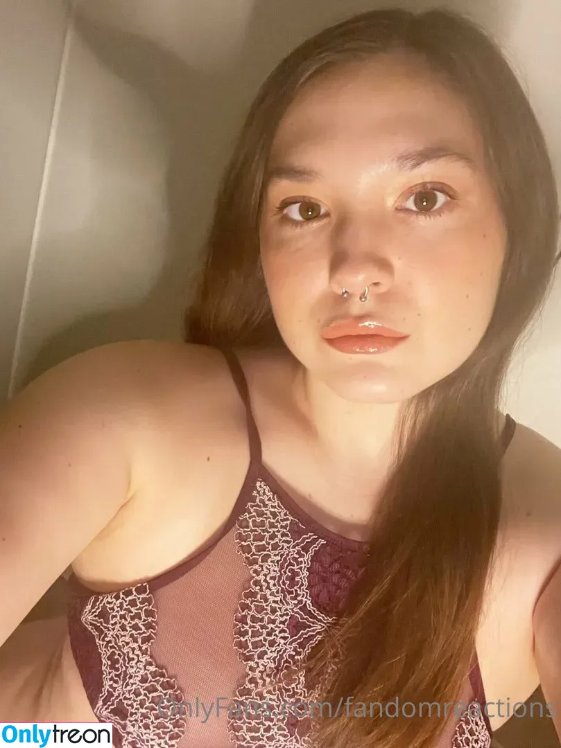 FandomReactions nude photo #0003 (fandomreactgirls)