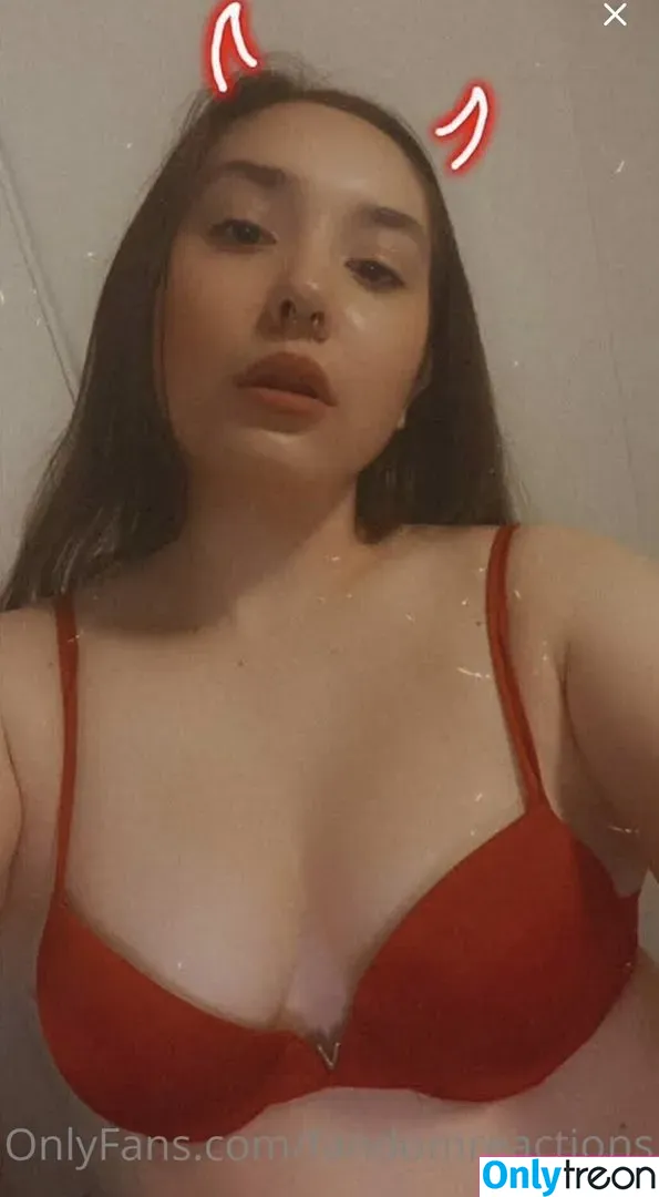 FandomReactions nude photo #0008 (fandomreactgirls)