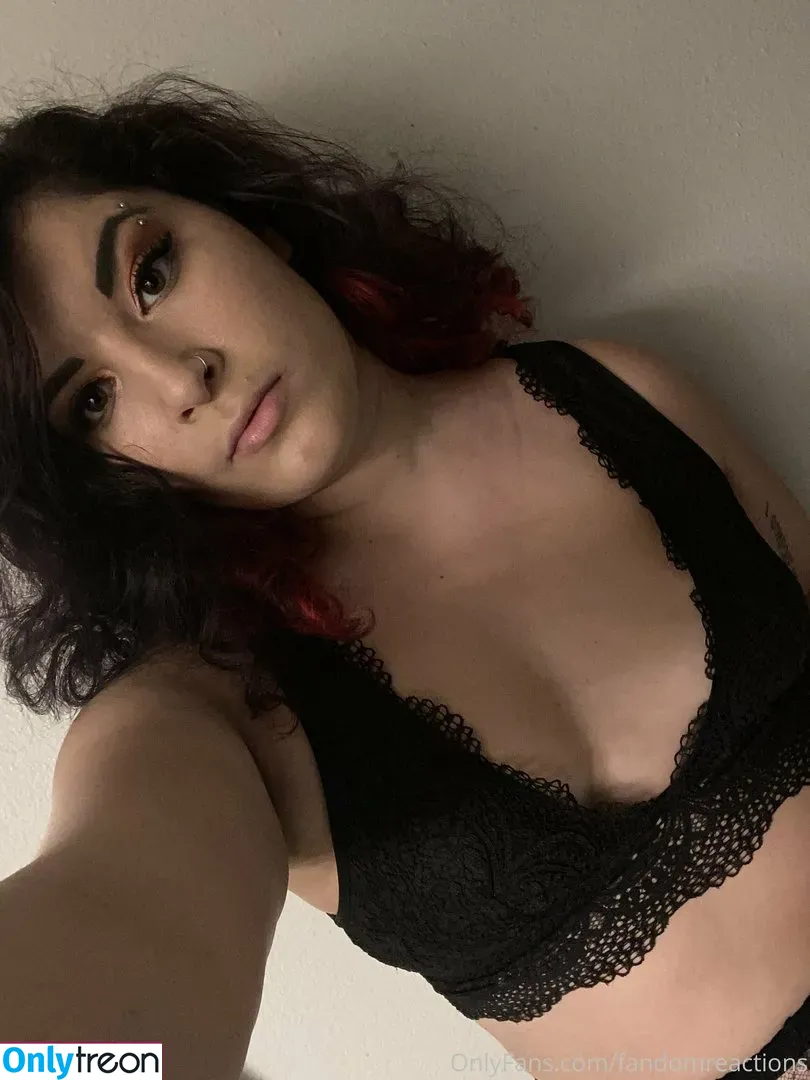 FandomReactions nude photo #0037 (fandomreactgirls)