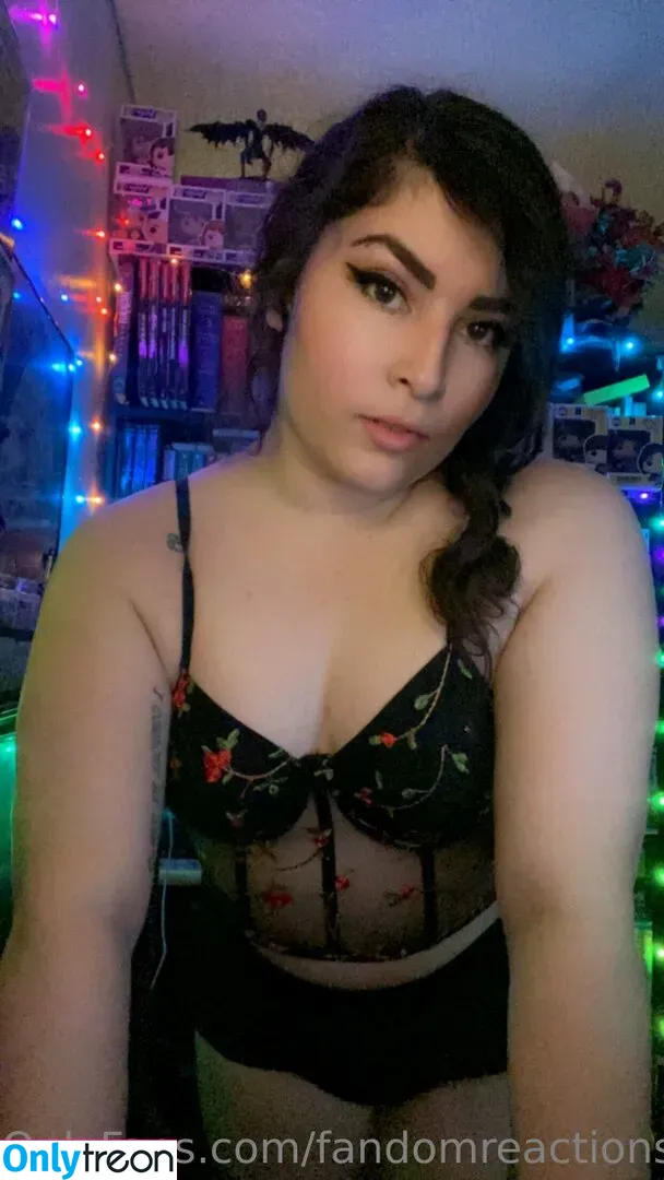 FandomReactions nude photo #0246 (fandomreactgirls)